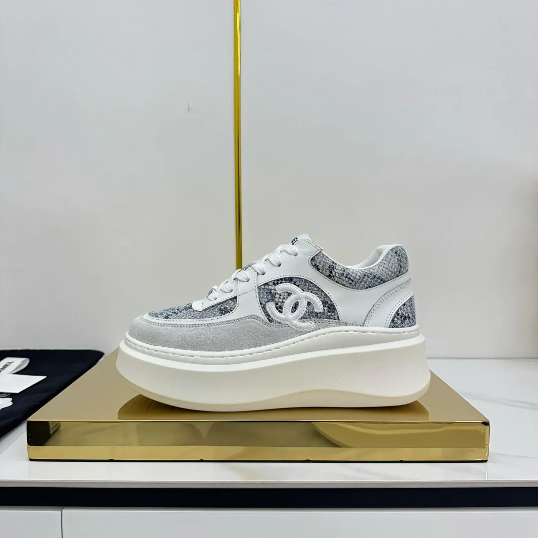 👟👟Ex-factory price 680👟👟 Upgraded version, upgraded version, upgraded version! No rebuttal accepted! ! ! ! Chanel Chanel panda shoes! 2025 counter's top casual sports shoes. This classic design; the upper is electro-embroidered with a variety of techniques; the outsole is fashionable and sporty; the unusual inclusion of a variety of color matching elements... The diversified mix and match is very good-looking and versatile, and can be used for leisure, fashion, sports, and outdoor... ꫛꫀꪝ Go➫ Materials: ❶Upper made of: original imported first-layer silk cowhide + original waterproof cloth + original first-layer cowhide ❷Inner lining: Original Yangli+Net ❸Outsole based on: Original TPU combination outsole Counter boutique packaging complete set for women 35–41 👉 👉 👉 👉 👉 👉 👉